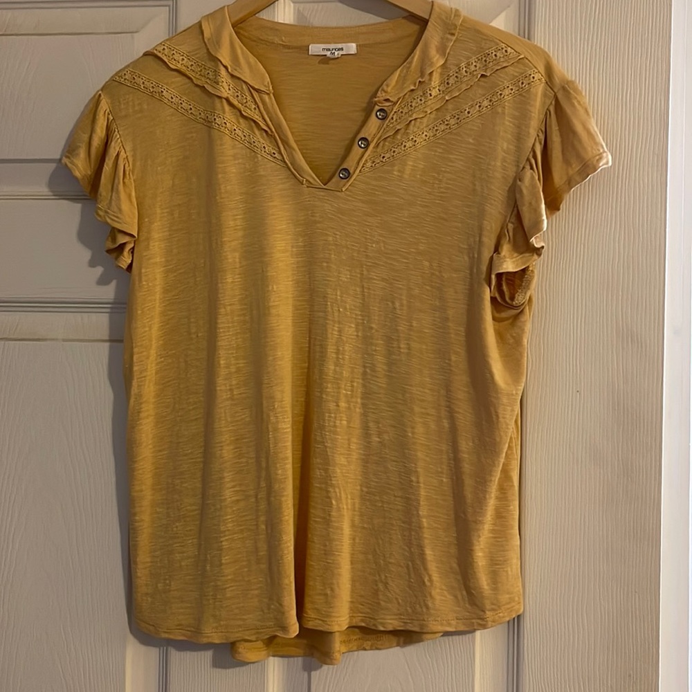 Very pretty neutral yellow top from Maurices. Only worn 2x. In excellent shape.